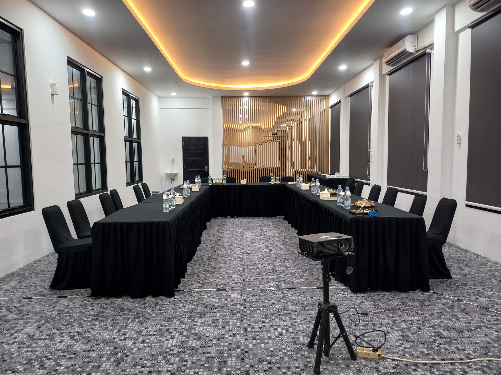 Meeting room siap pakai