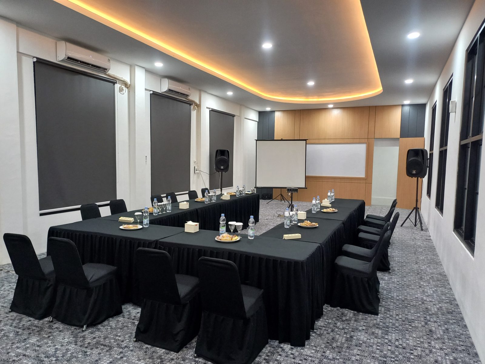 Meeting room dengan layar proyeksi