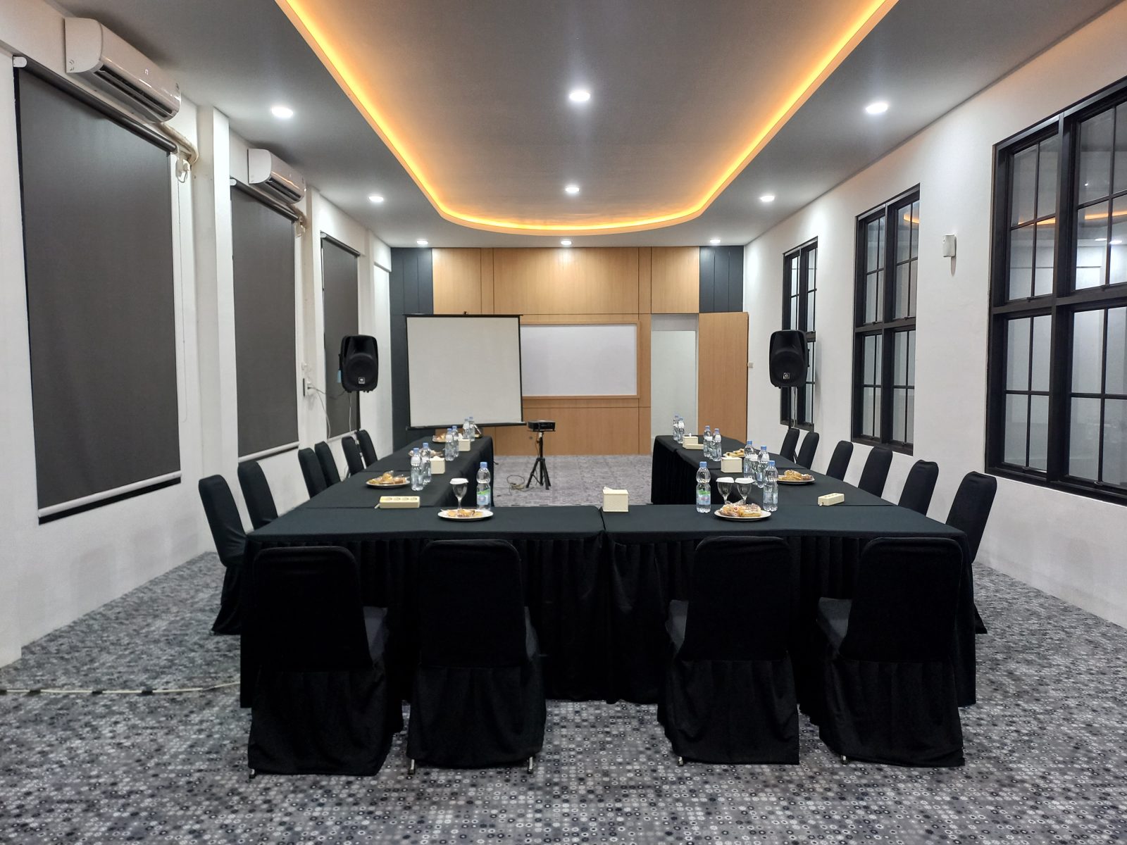 Meeting room dengan tata letak U