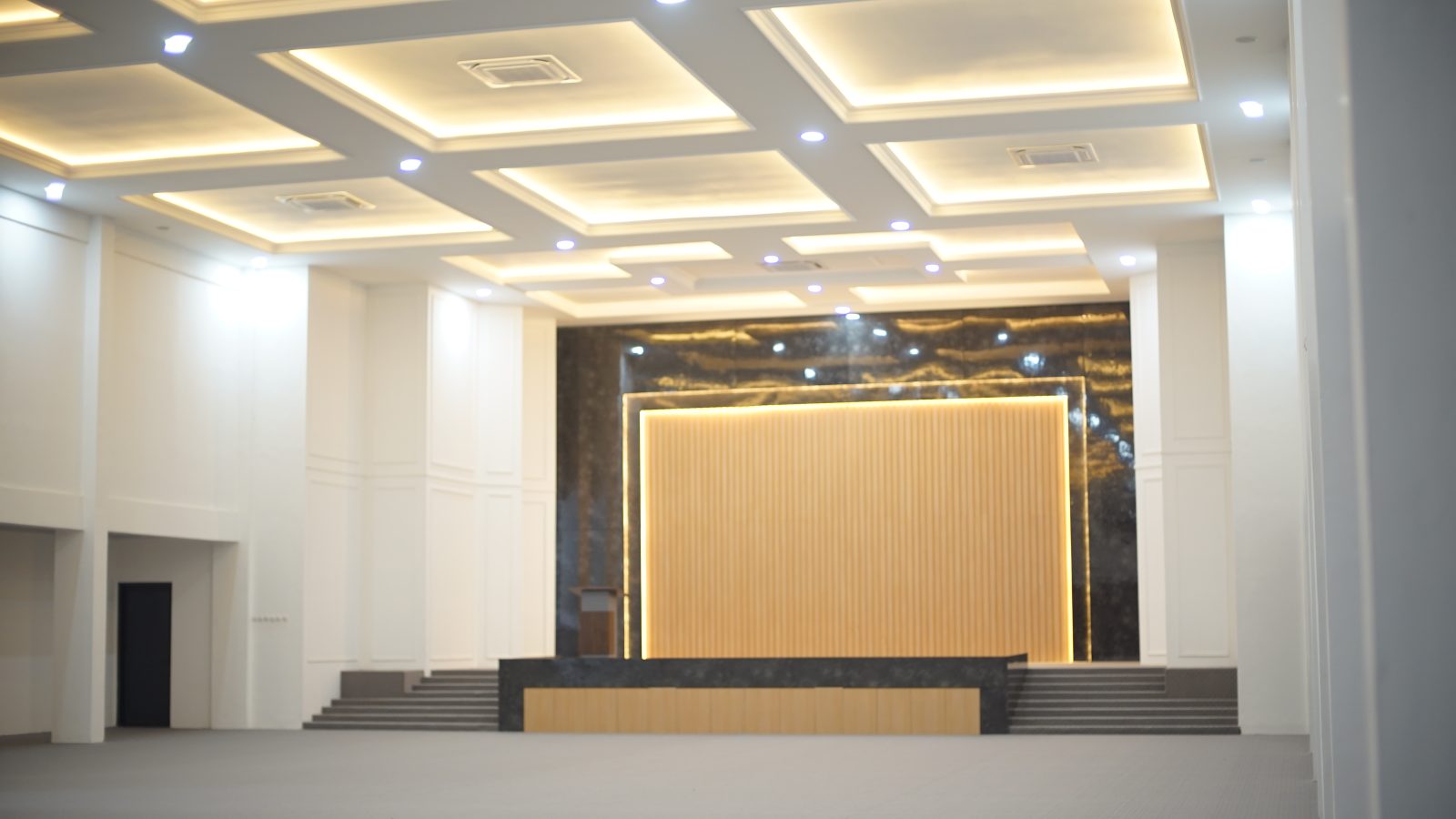 Ballroom menghadap panggung