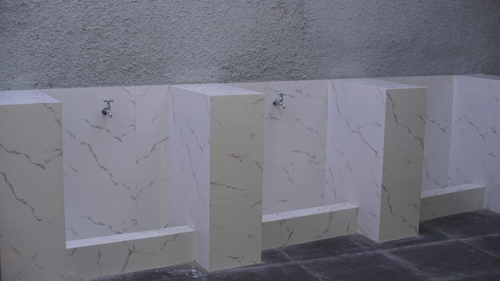 Tempat wudu tampak lain