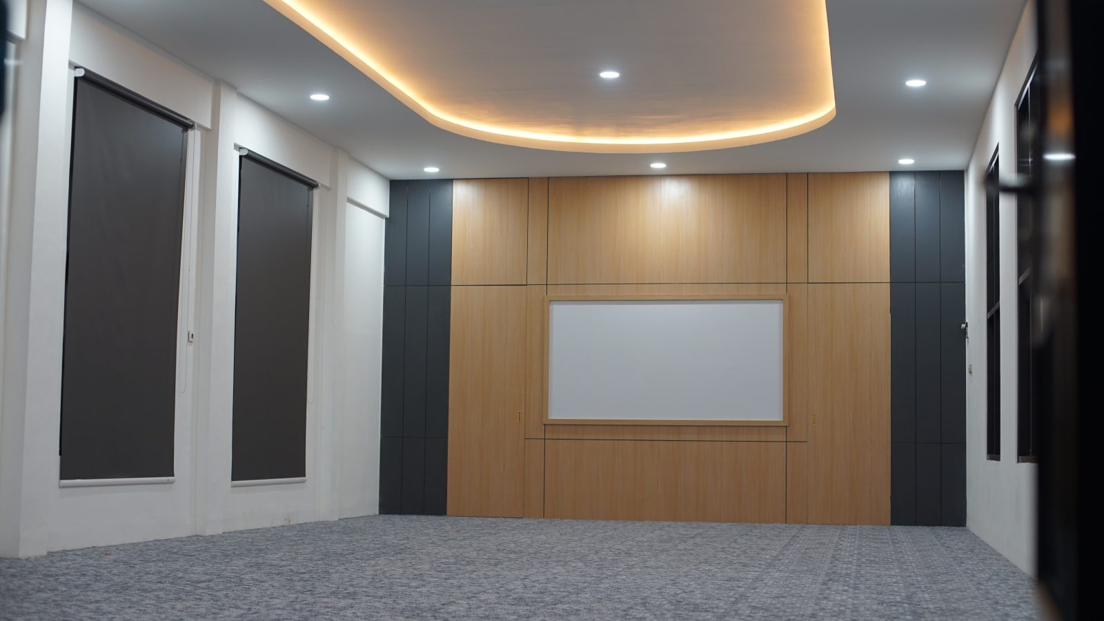 Ruang rapat dengan layar
