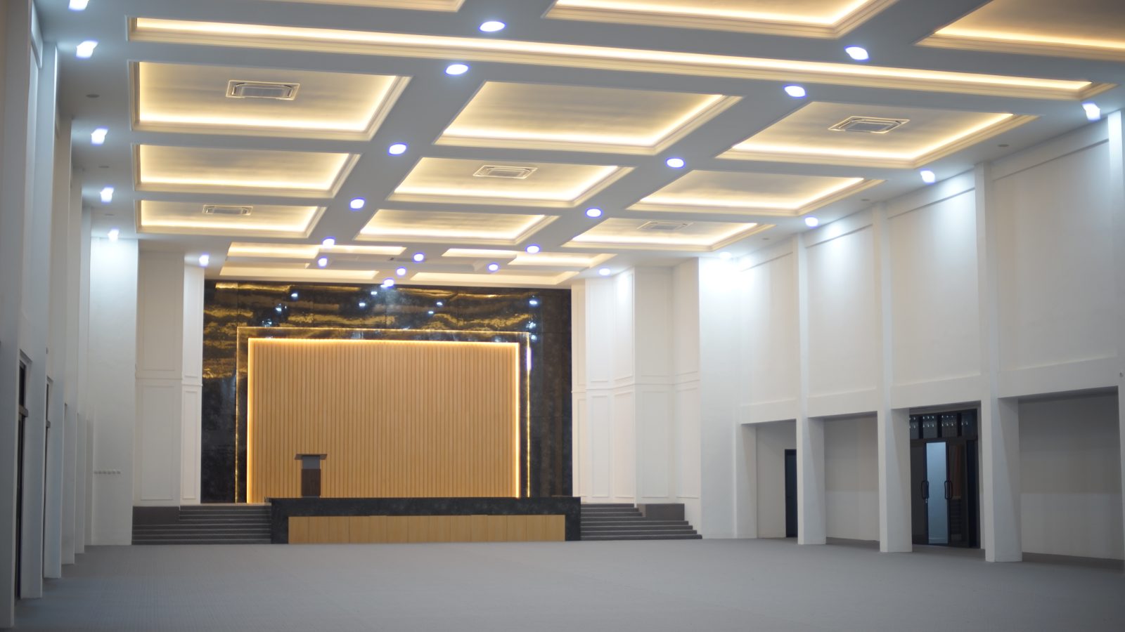 Ballroom dari sisi samping