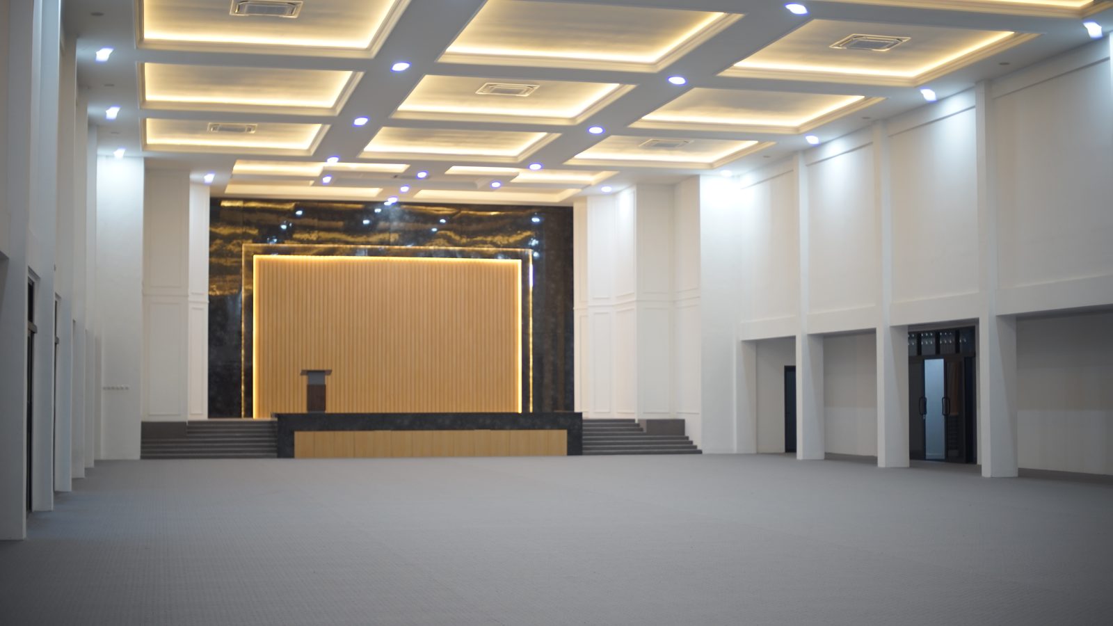 Ballroom dengan pencahayaan hangat
