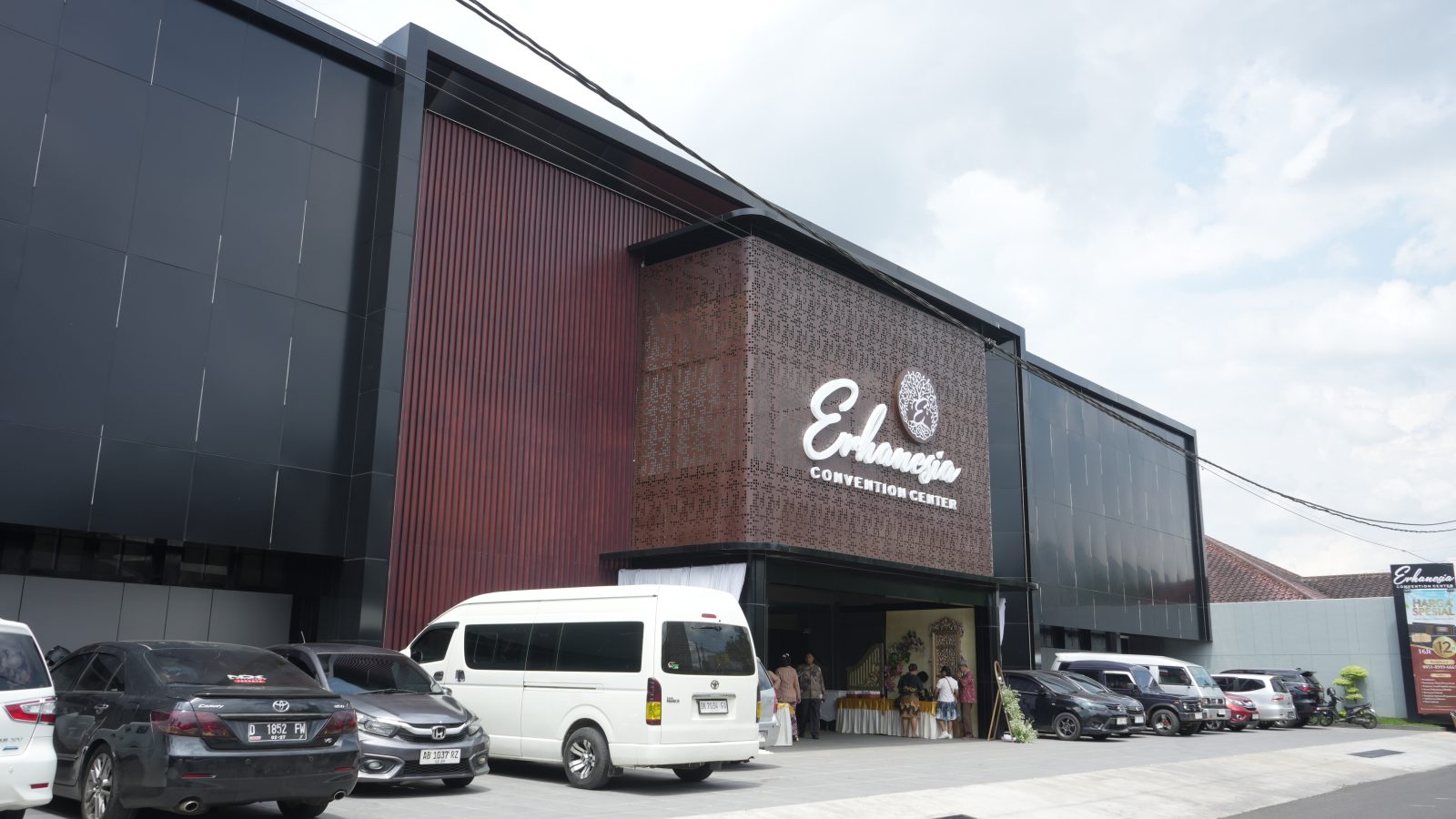 Fasad dan area parkir