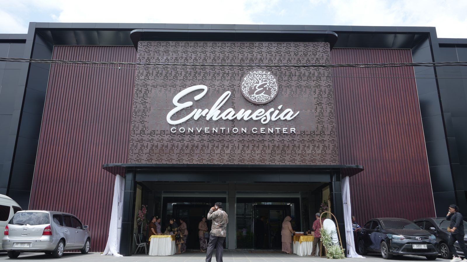 Fasad gedung dari jalan